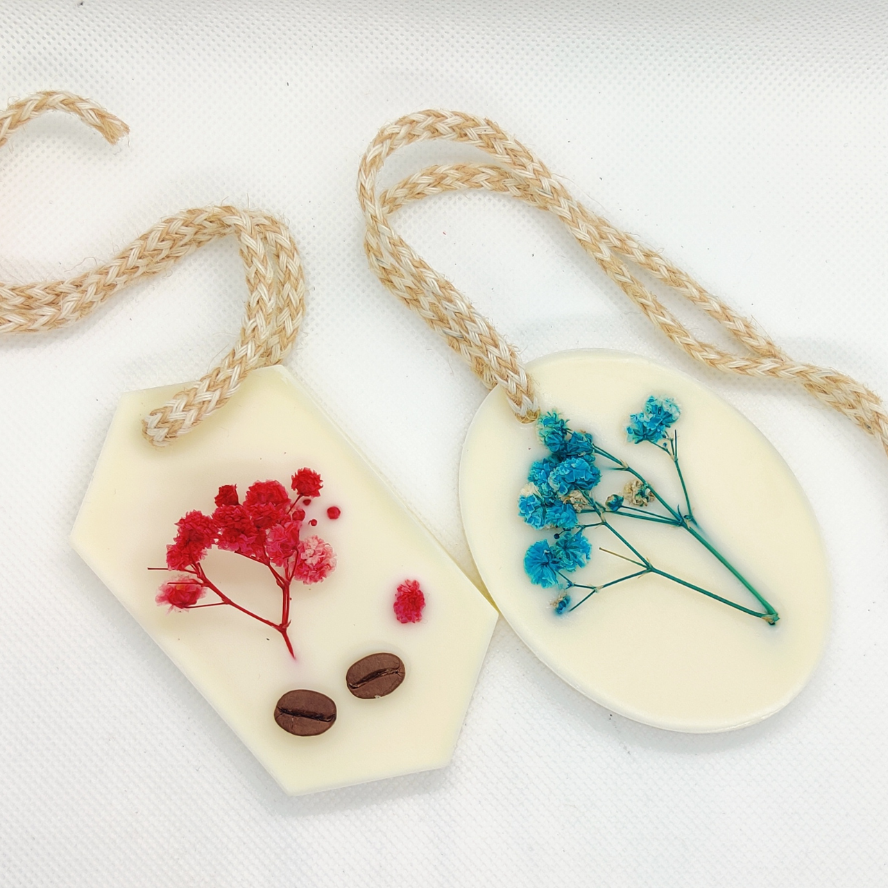 Wax air freshener pair with red and blue dried flowers